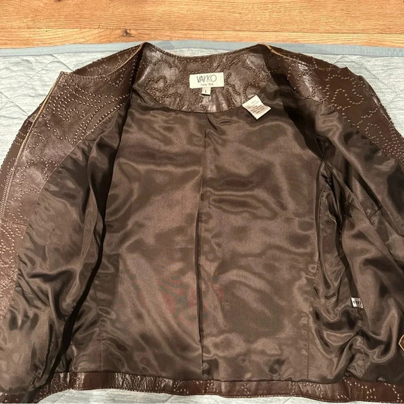 Women’s vintage brown Vakko leather jacket with perforated detailing. - Picture 5 of 12